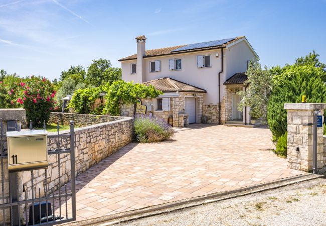 Villa in Kontešici - Villa Emely for 8 people near Poreč with heated pool & jacuzzi Villa in Kontešici - Villa Emely for 8 people near Poreč with heated pool & jacuzzi
