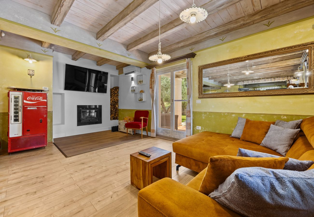 Villa in Kontešici - Villa Emely for 8 people near Poreč with heated pool & jacuzzi
