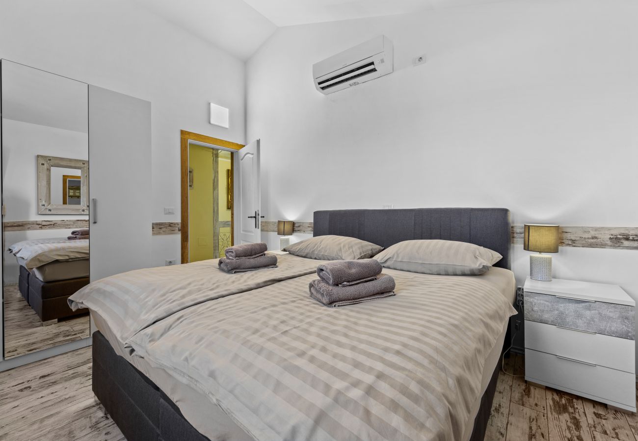 Villa in Kontešici - Villa Emely for 8 people near Poreč with heated pool & jacuzzi