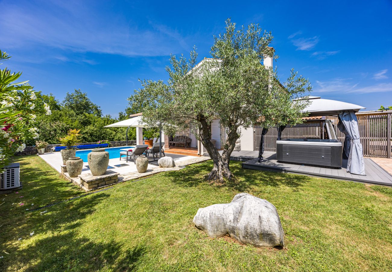 Villa in Kontešici - Villa Emely for 8 people near Poreč with heated pool & jacuzzi
