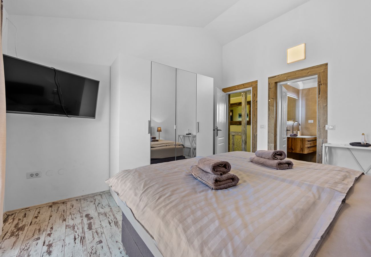 Villa in Kontešici - Villa Emely for 8 people near Poreč with heated pool & jacuzzi