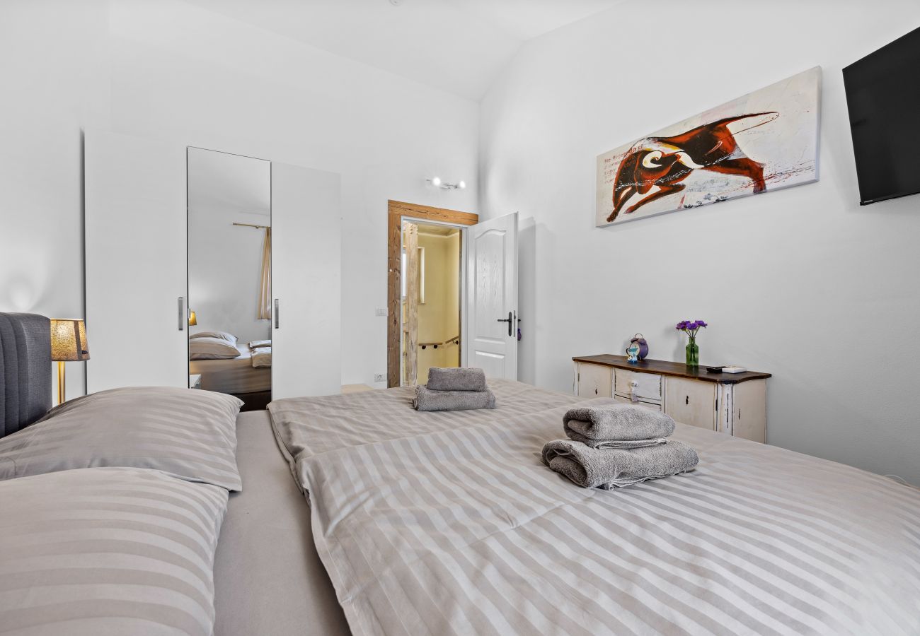 Villa in Kontešici - Villa Emely for 8 people near Poreč with heated pool & jacuzzi