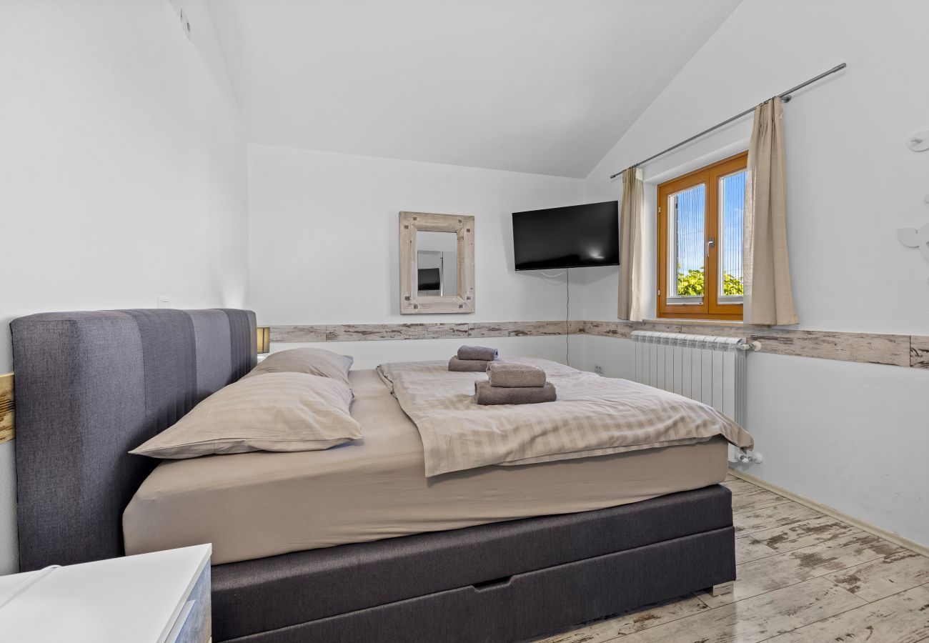 Villa in Kontešici - Villa Emely for 8 people near Poreč with heated pool & jacuzzi