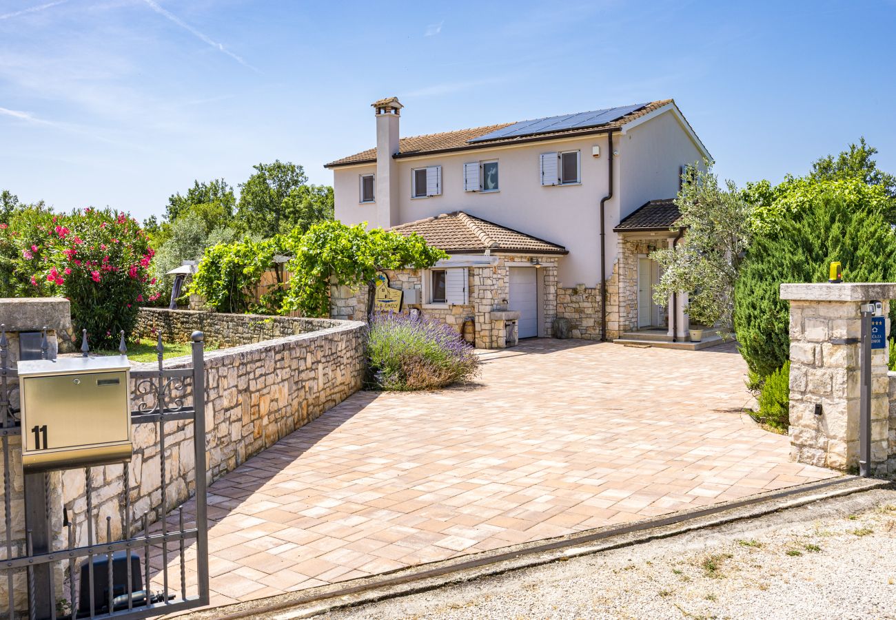 Villa in Kontešici - Villa Emely for 8 people near Poreč with heated pool & jacuzzi