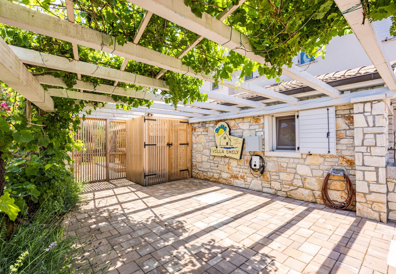 Villa in Kontešici - Villa Emely for 8 people near Poreč with heated pool & jacuzzi