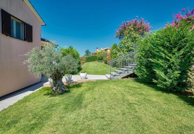 Villa in Ripenda Kras - Villa Ines for 8 people near Labin - Rabac with 48 m2 private pool & jacuzzi - only 4 km to beach Villa in Ripenda Kras - Villa Ines for 8 people near Labin - Rabac with 48 m2 private pool & jacuzzi - only 4 km to beach