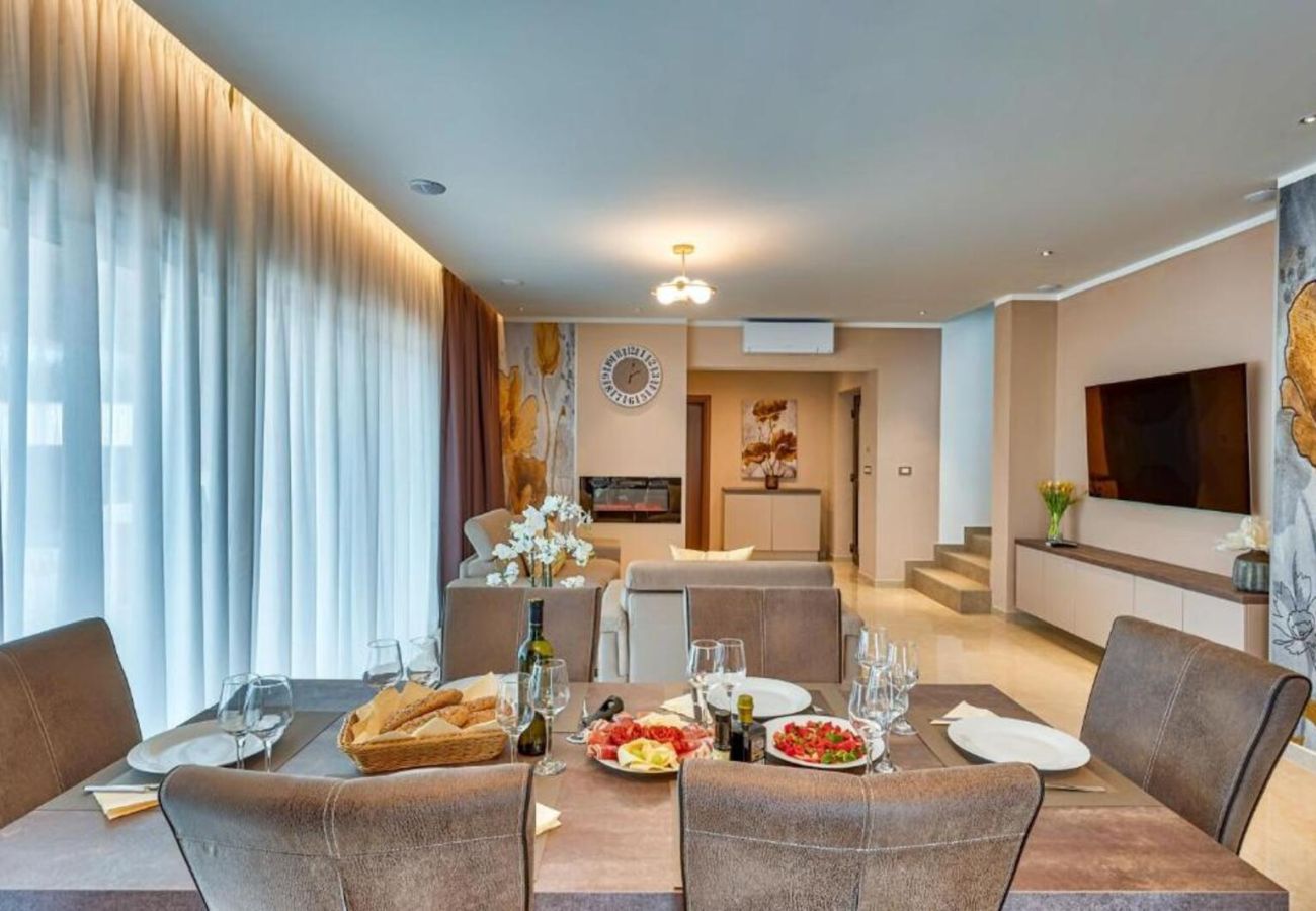 Villa in Salakovci - Villa Astrid near Labin - Rabac for 11 people with 55 m2 private pool & sea view - pet friendly