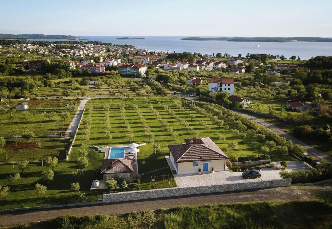 Villa in Fažana - Villa Evelyn in Fažana with 50 m2 pool, jacuzzi, kids playground & sea view only 800 meters from beach