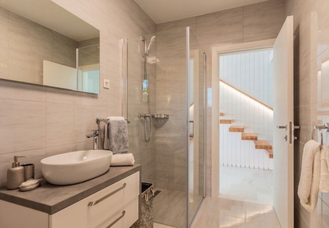 Villa in Opatija - Villa The Boat for 6+2 near Opatija with sea view & infinity pool at balcony Villa in Opatija - Villa The Boat for 6+2 near Opatija with sea view & infinity pool at balcony