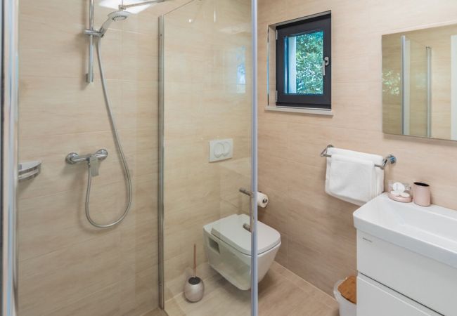 Villa in Opatija - Villa The Boat for 6+2 near Opatija with sea view & infinity pool at balcony Villa in Opatija - Villa The Boat for 6+2 near Opatija with sea view & infinity pool at balcony