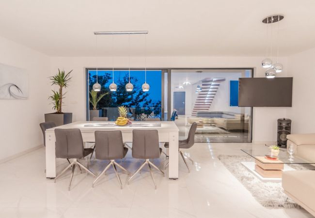Villa in Opatija - Villa The Boat for 6+2 near Opatija with sea view & infinity pool at balcony Villa in Opatija - Villa The Boat for 6+2 near Opatija with sea view & infinity pool at balcony