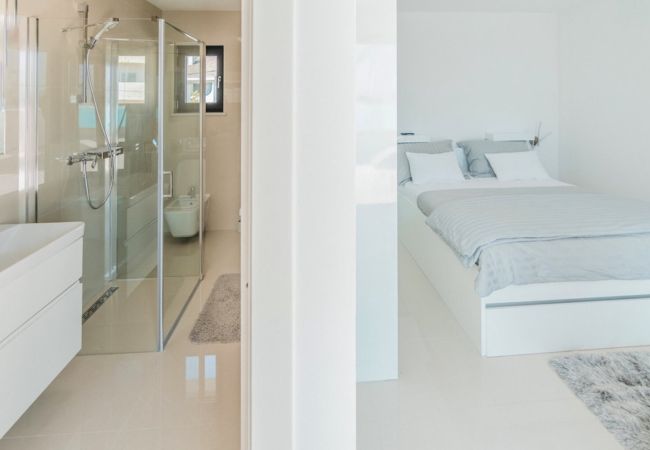 Villa in Opatija - Villa The Boat for 6+2 near Opatija with sea view & infinity pool at balcony Villa in Opatija - Villa The Boat for 6+2 near Opatija with sea view & infinity pool at balcony