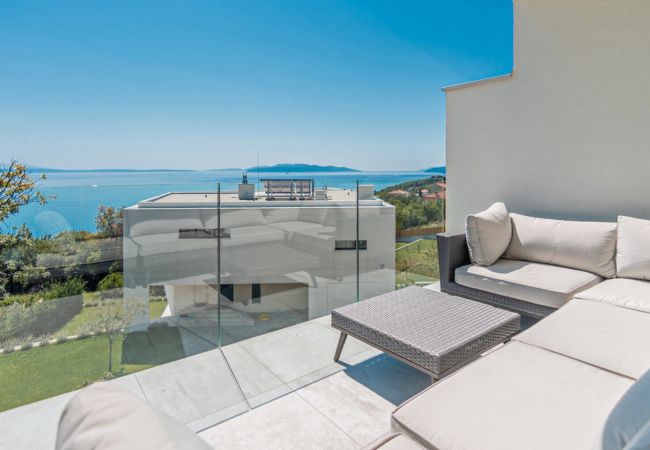 Villa in Opatija - Villa The Boat for 6+2 near Opatija with sea view & infinity pool at balcony Villa in Opatija - Villa The Boat for 6+2 near Opatija with sea view & infinity pool at balcony