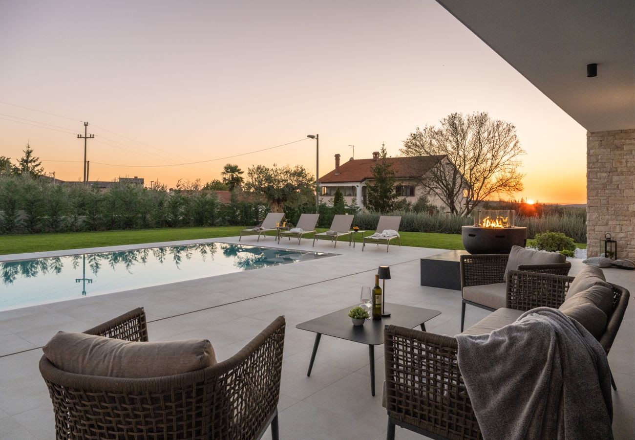 Villa in Anžici - Villa Asmoa for 8 people near Poreč with 45 m2 heated pool, wellness & sea view