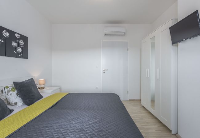 Villa in Dracevac - Villa Anita for 7 people near Poreč with private pool and beautiful garden Villa in Dracevac - Villa Anita for 7 people near Poreč with private pool and beautiful garden