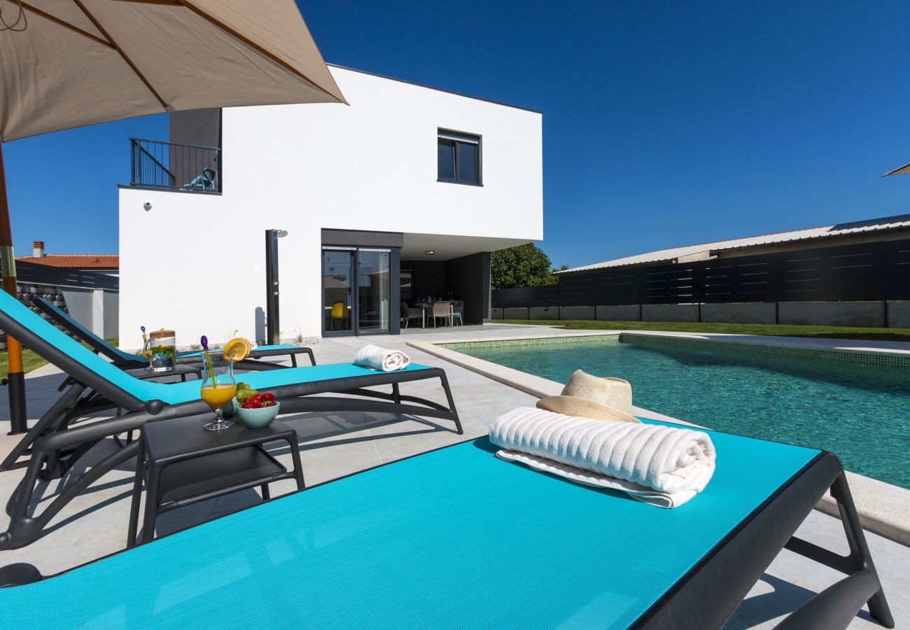 Villa in Pula - Villa Moderna near Pula for 8 people with 32 m2 private pool 