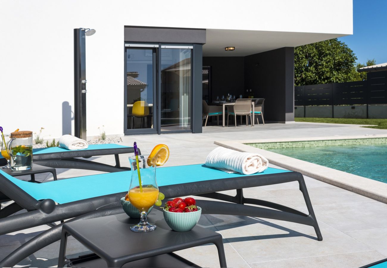 Villa in Pula - Villa Moderna near Pula for 8 people with 32 m2 private pool 