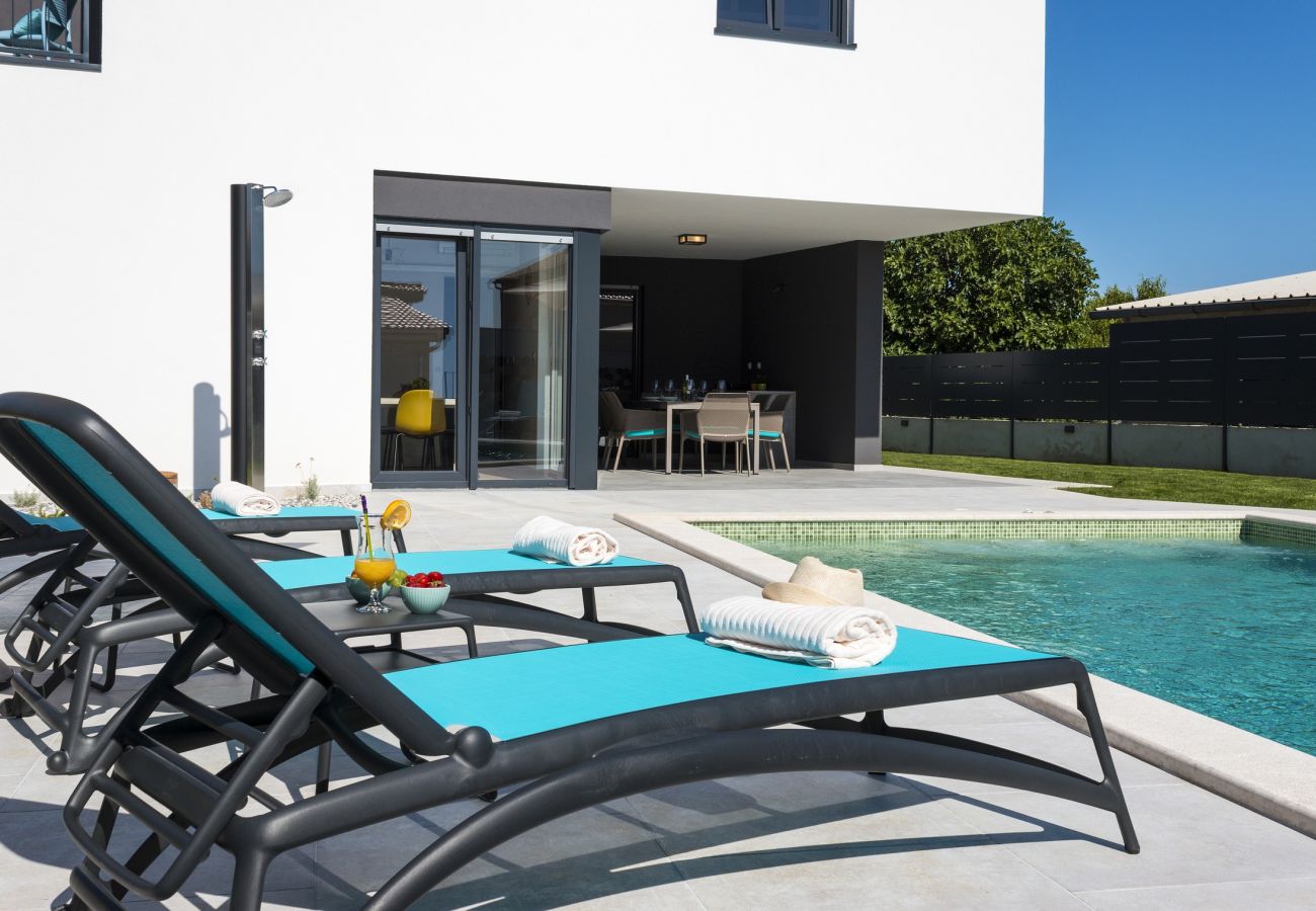 Villa in Pula - Villa Moderna near Pula for 8 people with 32 m2 private pool 