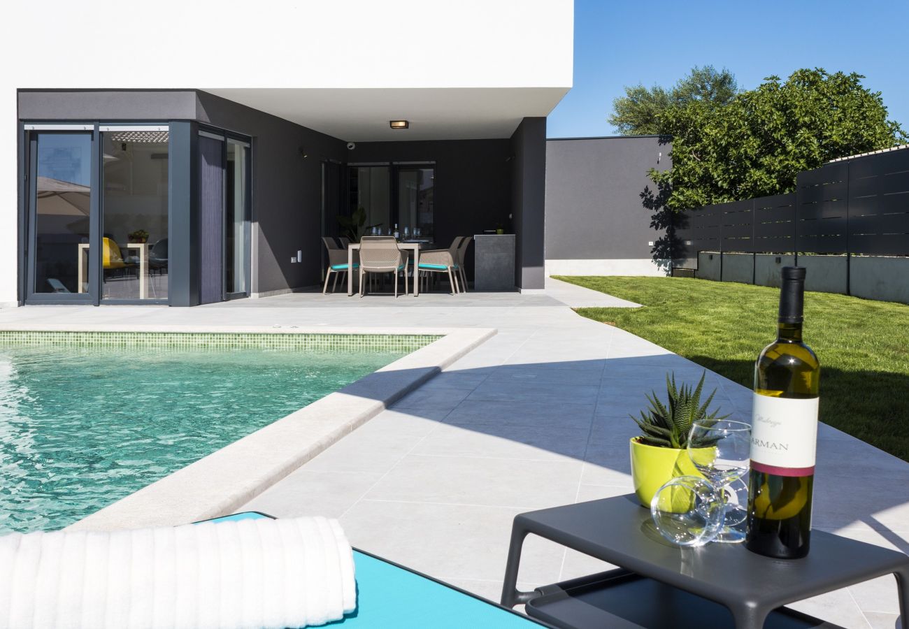 Villa in Pula - Villa Moderna near Pula for 8 people with 32 m2 private pool 
