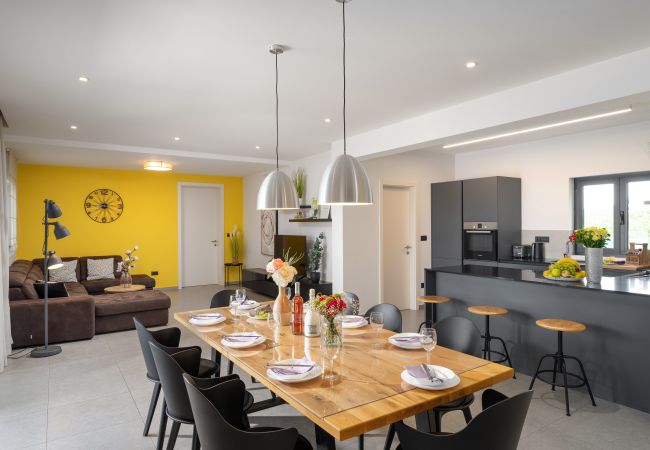 Villa in Varvari - Villa Anni for 10 people in Porec with heated pool, sea view & kids room and playground Villa in Varvari - Villa Anni for 10 people in Porec with heated pool, sea view & kids room and playground