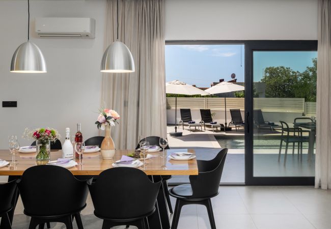 Villa in Varvari - Villa Anni for 10 people in Porec with heated pool, sea view & kids room and playground Villa in Varvari - Villa Anni for 10 people in Porec with heated pool, sea view & kids room and playground