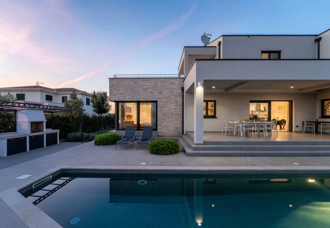 Villa in Varvari - Villa Anni for 10 people in Porec with heated pool, sea view & kids room and playground Villa in Varvari - Villa Anni for 10 people in Porec with heated pool, sea view & kids room and playground