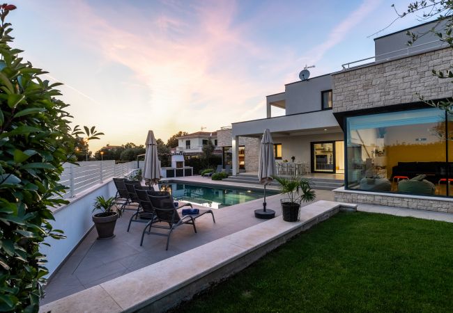 Villa in Varvari - Villa Anni for 10 people in Porec with heated pool, sea view & kids room and playground Villa in Varvari - Villa Anni for 10 people in Porec with heated pool, sea view & kids room and playground