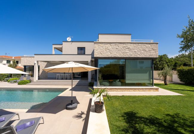 Villa in Varvari - Villa Anni for 10 people in Porec with heated pool, sea view & kids room and playground Villa in Varvari - Villa Anni for 10 people in Porec with heated pool, sea view & kids room and playground
