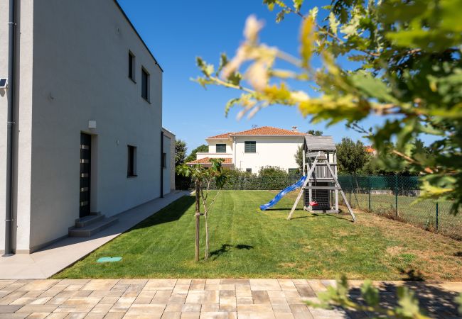 Villa in Varvari - Villa Anni for 10 people in Porec with heated pool, sea view & kids room and playground Villa in Varvari - Villa Anni for 10 people in Porec with heated pool, sea view & kids room and playground