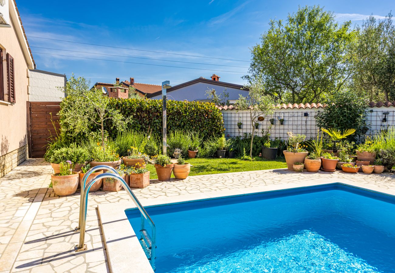 Villa in Porec - Villa Mia & Iva for 6+2 people near Poreč with private pool & kids playground - pet friendly