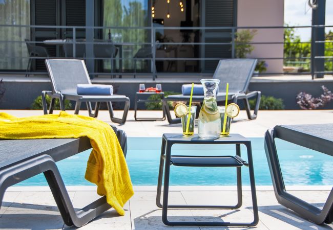Villa in Rovinj - Villa Jolanda for 4 people near Rovinj with kids playground & large garden - only 850 m from beach Villa in Rovinj - Villa Jolanda for 4 people near Rovinj with kids playground & large garden - only 850 m from beach