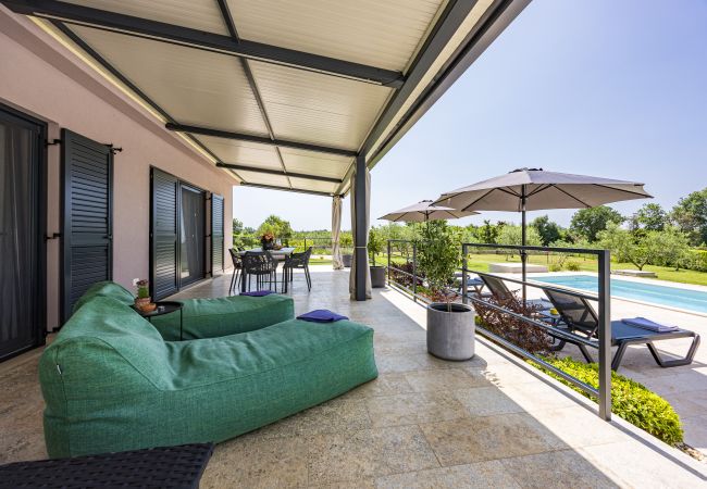 Villa in Rovinj - Villa Jolanda for 4 people near Rovinj with kids playground & large garden - only 850 m from beach Villa in Rovinj - Villa Jolanda for 4 people near Rovinj with kids playground & large garden - only 850 m from beach