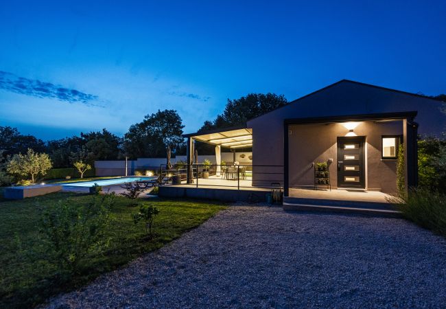 Villa in Rovinj - Villa Jolanda for 4 people near Rovinj with kids playground & large garden - only 850 m from beach Villa in Rovinj - Villa Jolanda for 4 people near Rovinj with kids playground & large garden - only 850 m from beach