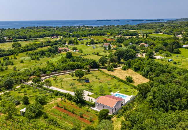 Villa in Rovinj - Villa Jolanda for 4 people near Rovinj with kids playground & large garden - only 850 m from beach Villa in Rovinj - Villa Jolanda for 4 people near Rovinj with kids playground & large garden - only 850 m from beach
