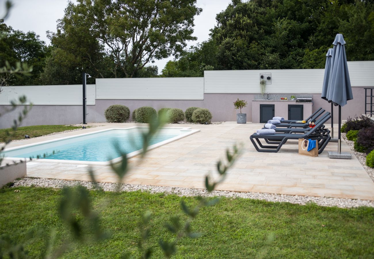 Villa in Rovinj - Villa Jolanda for 4 people near Rovinj with kids playground & large garden - only 850 m from beach