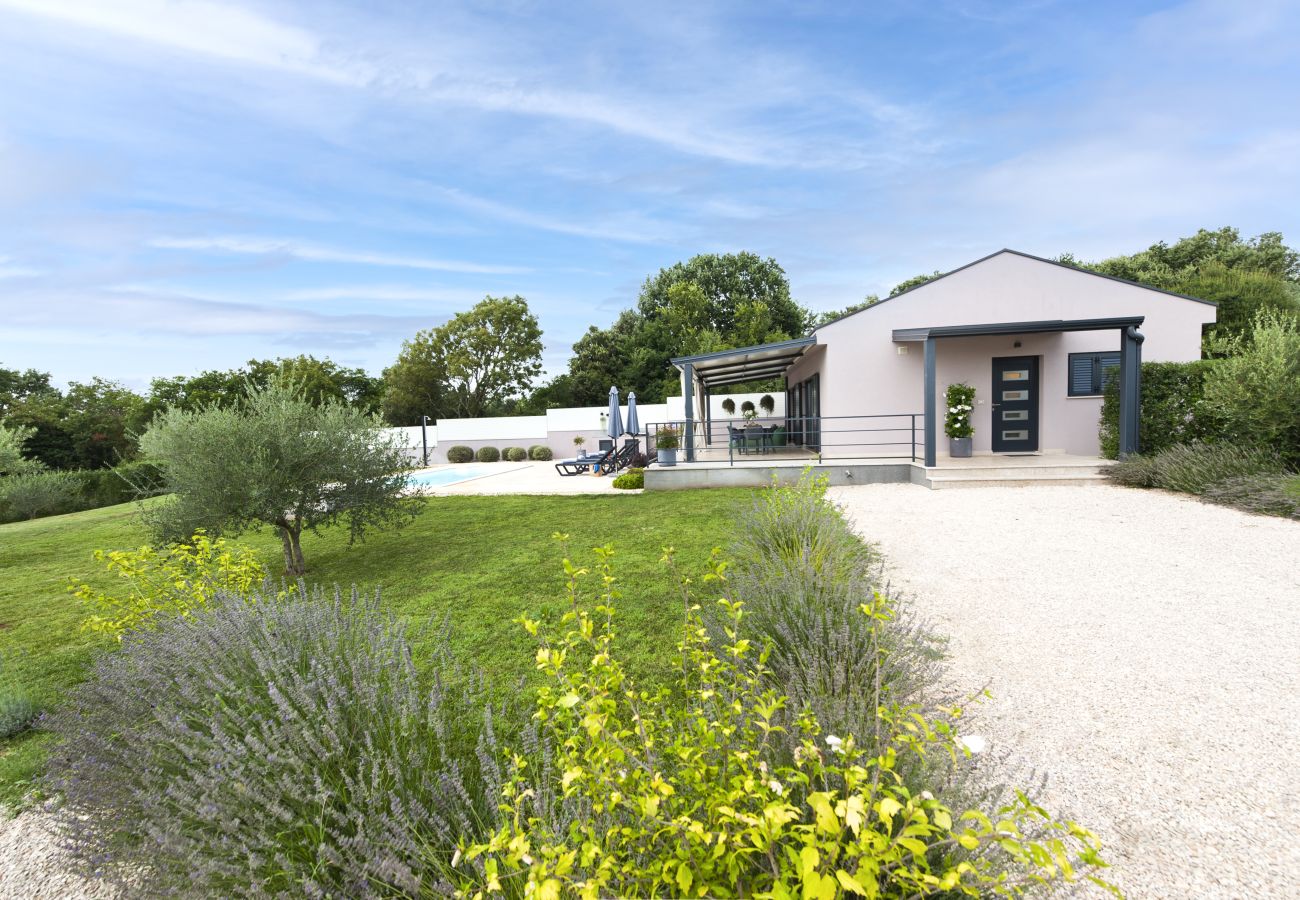 Villa in Rovinj - Villa Jolanda for 4 people near Rovinj with kids playground & large garden - only 850 m from beach