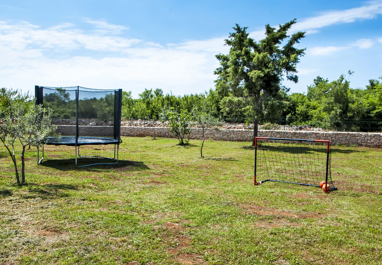 Villa in Rovinj - Villa Jolanda for 4 people near Rovinj with kids playground & large garden - only 850 m from beach