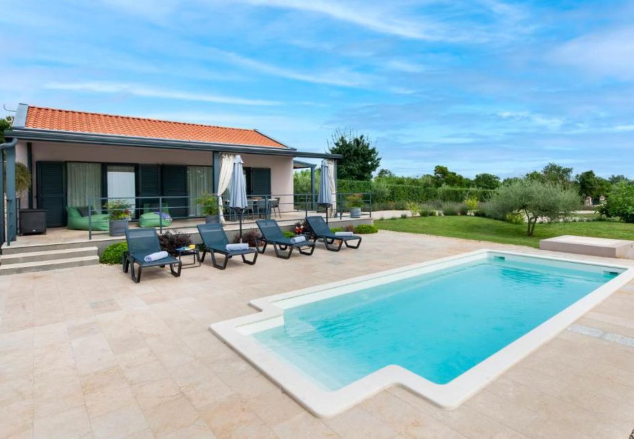 Villa in Rovinj - Villa Jolanda for 4 people near Rovinj with kids playground & large garden - only 850 m from beach