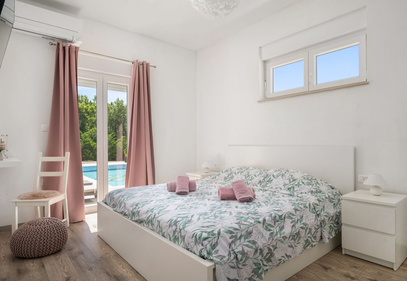 Villa in Viškovici - Villa Tomicich for 6 people with private pool & sea view - only 3 km from beach