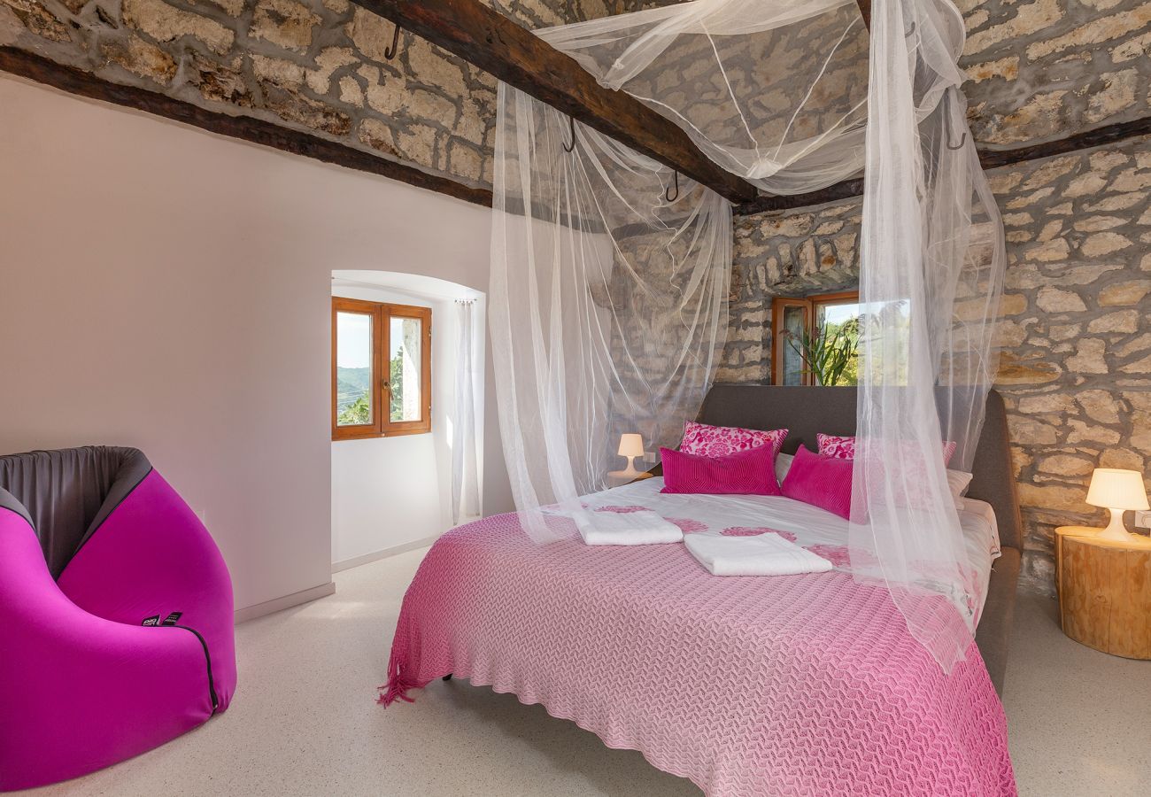 Villa in Krbune - Villa Sussini in Central Istria for 8 people with jacuzzi & pet friendly