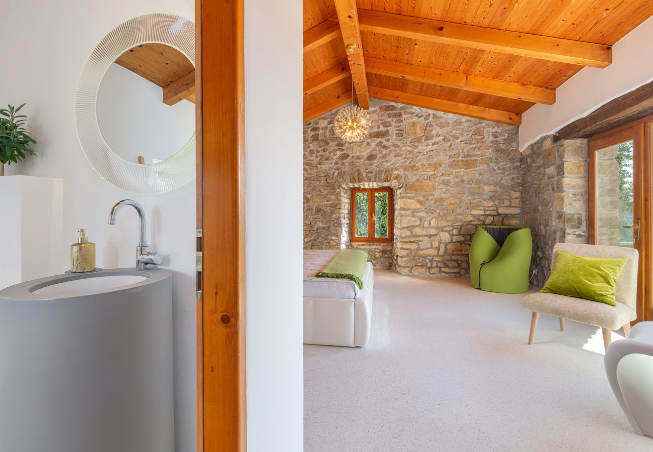 Villa in Krbune - Villa Sussini in Central Istria for 8 people with jacuzzi & pet friendly