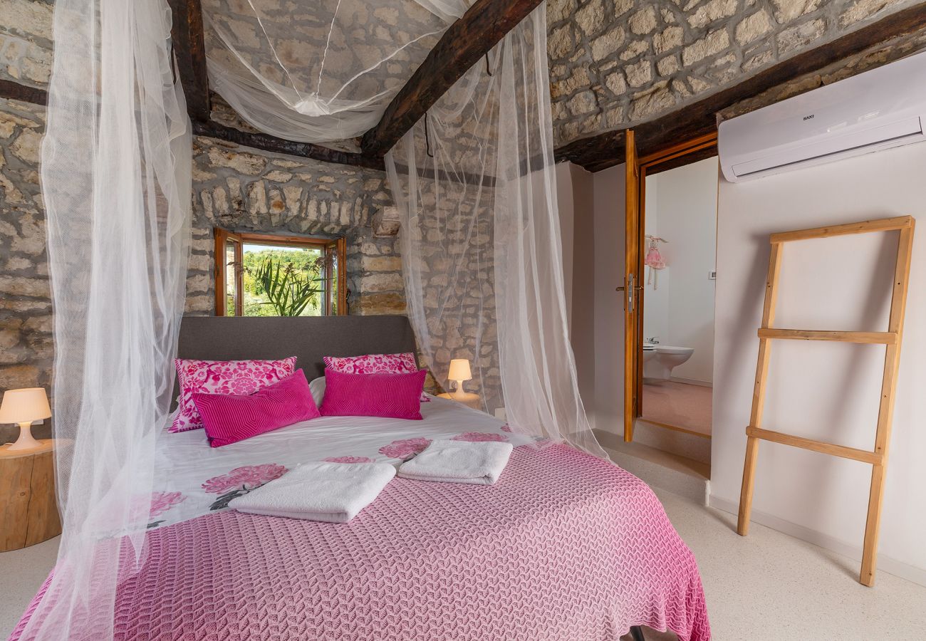 Villa in Krbune - Villa Sussini in Central Istria for 8 people with jacuzzi & pet friendly