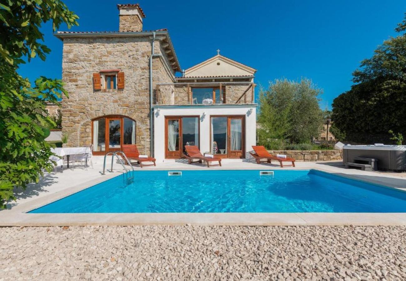 Villa in Krbune - Villa Sussini in Central Istria for 8 people with jacuzzi & pet friendly