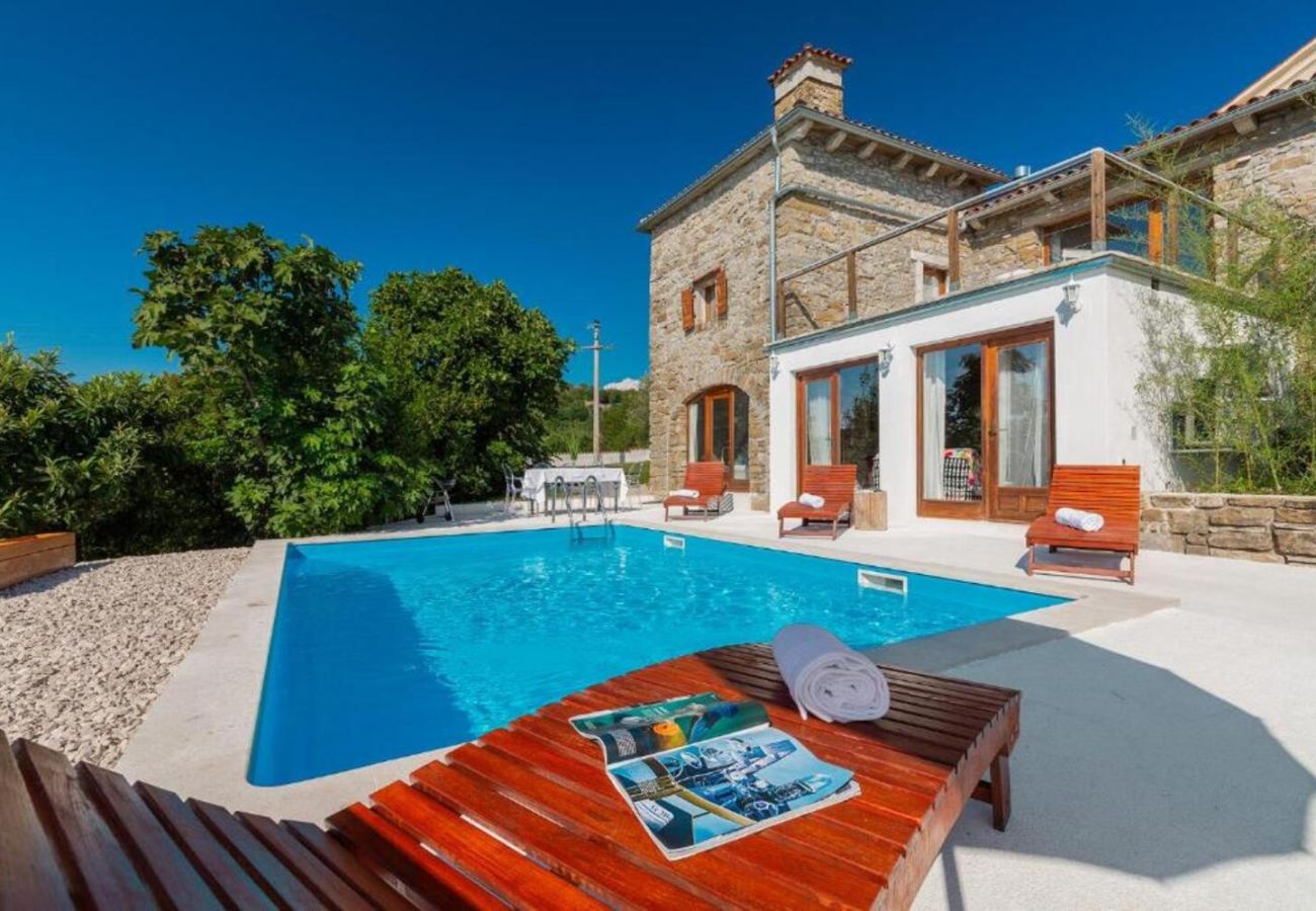 Villa in Krbune - Villa Sussini in Central Istria for 8 people with jacuzzi & pet friendly