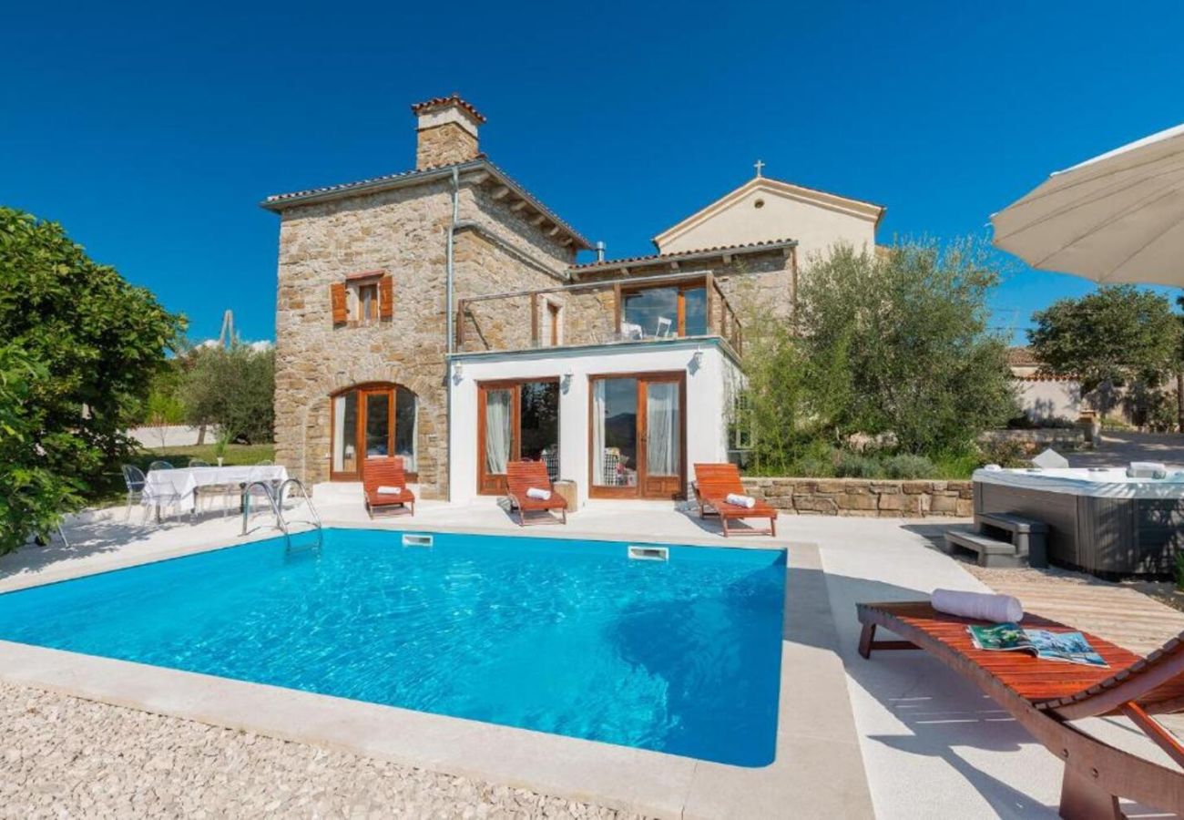 Villa in Krbune - Villa Sussini in Central Istria for 8 people with jacuzzi & pet friendly