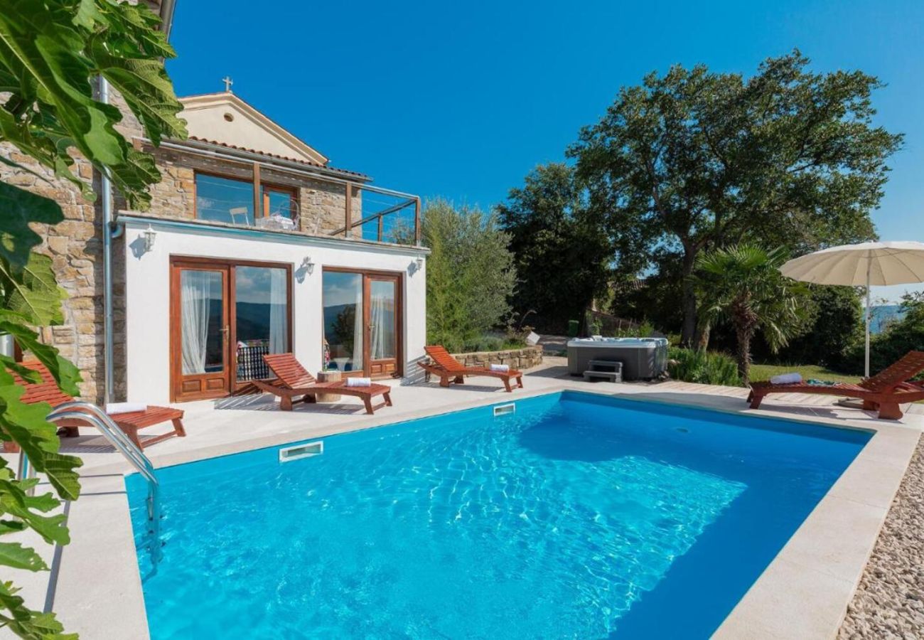 Villa in Krbune - Villa Sussini in Central Istria for 8 people with jacuzzi & pet friendly