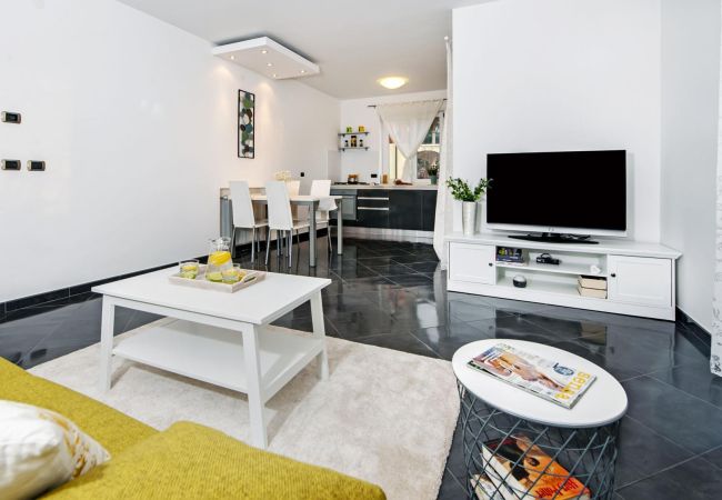 Villa in Rovinjsko Selo - Villa Sky near Rovinj for 10 people with private heated pool & children playground Villa in Rovinjsko Selo - Villa Sky near Rovinj for 10 people with private heated pool & children playground