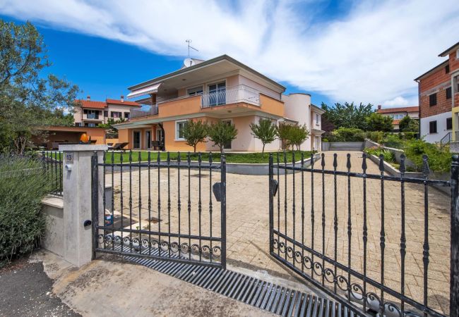 Villa in Rovinjsko Selo - Villa Sky near Rovinj for 10 people with private heated pool & children playground Villa in Rovinjsko Selo - Villa Sky near Rovinj for 10 people with private heated pool & children playground