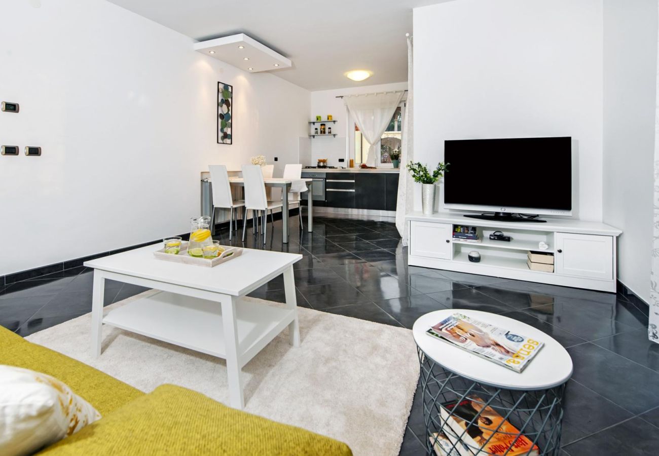 Villa in Rovinjsko Selo - Villa Sky near Rovinj for 10 people with private heated pool & children playground