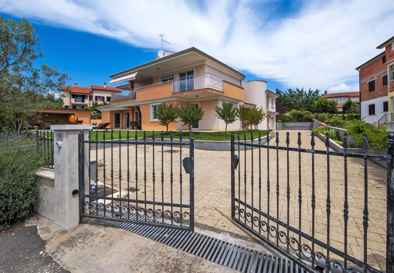 Villa in Rovinjsko Selo - Villa Sky near Rovinj for 10 people with private heated pool & children playground